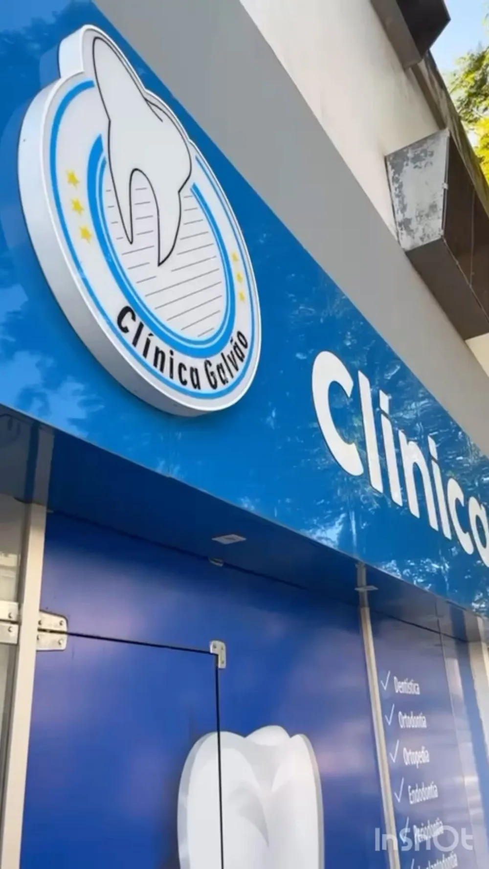 Fachada azul da Clínica Galvão